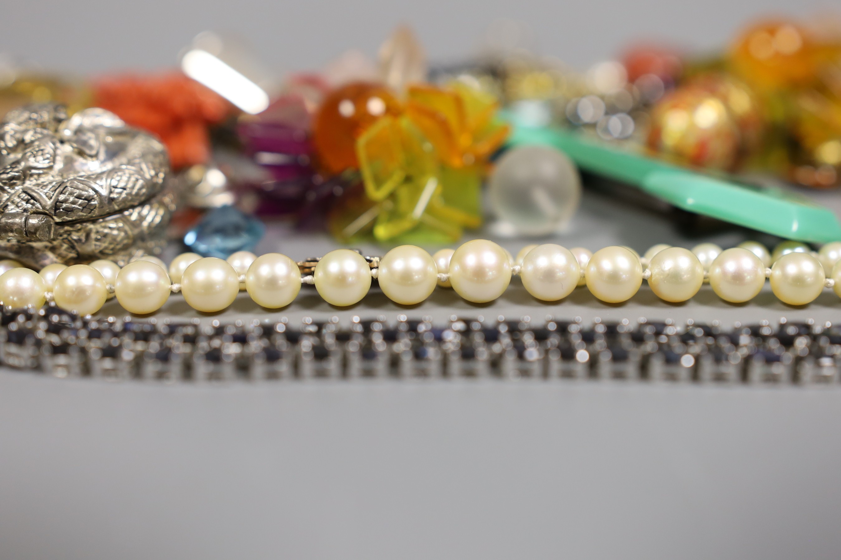 A mixed quantity of costume and other jewellery including cultured pearl necklace and cameo brooch.